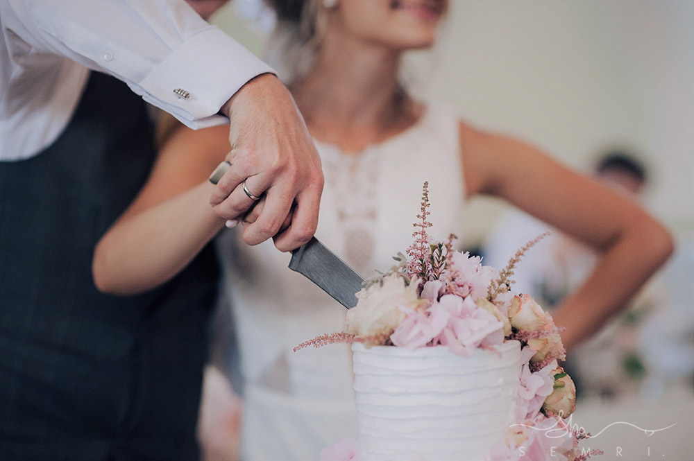 розрізання весільного торта
